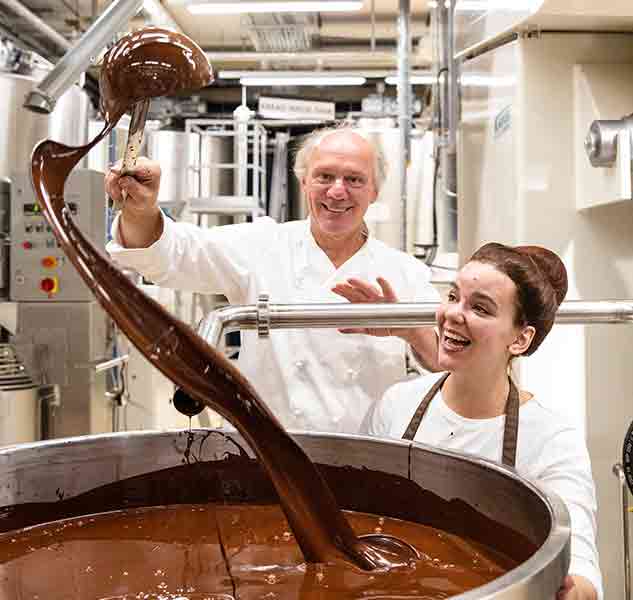 Personen mit flüssiger Schokolade arbeiten.