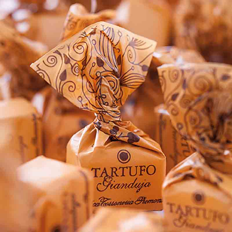 Tartufo Gianduja Pralinen in dekorativer Verpackung.