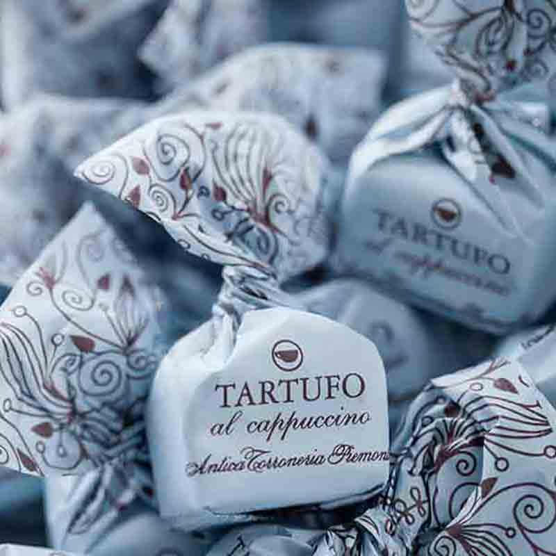 Tartufo al cappuccino Pralinen in dekorativer Verpackung.