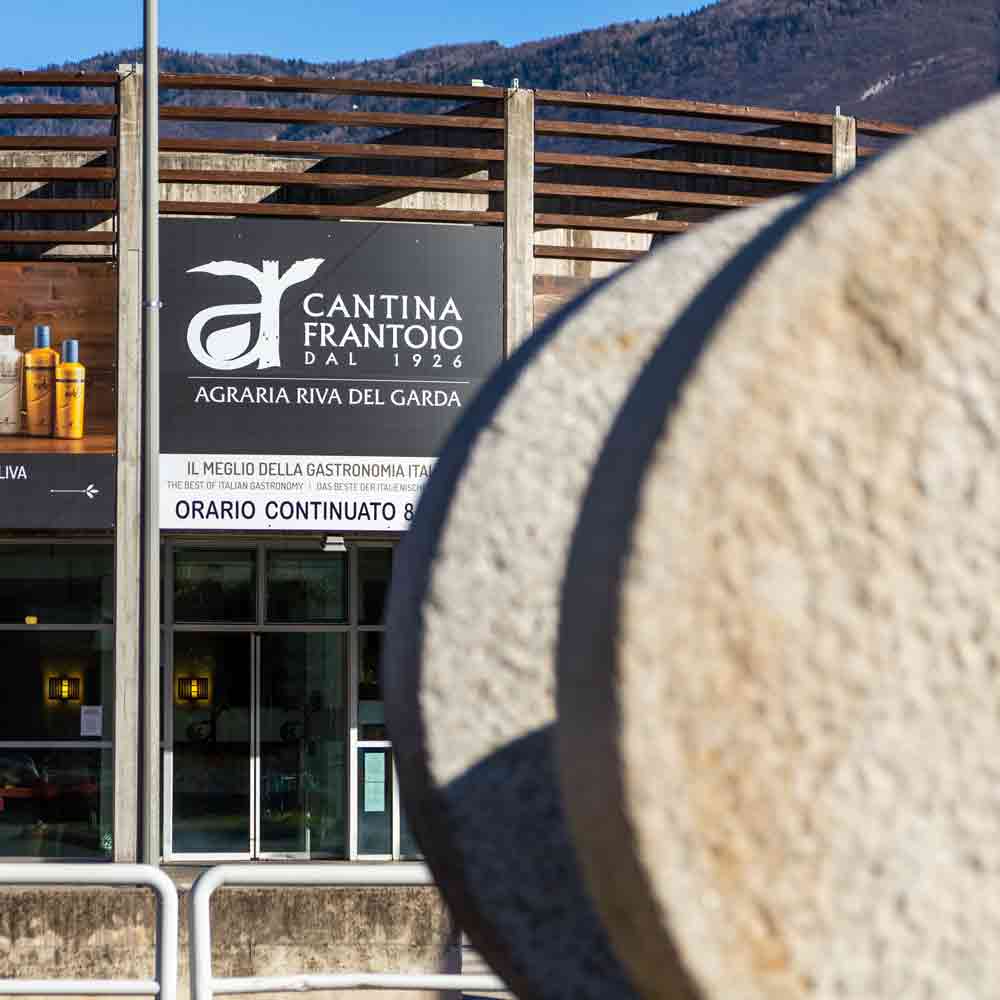 Cantina Frantoio Geschäft mit Delikatessen und Geschenken im Hintergrund.
