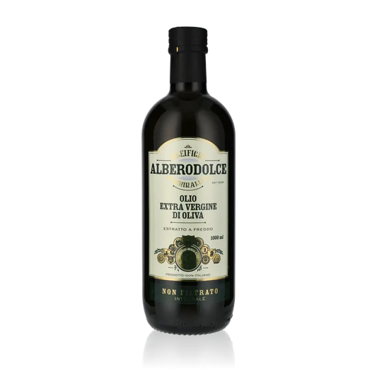 Flasche Alberodolce Olivenöl Extra Vergine auf schwarzem Hintergrund.