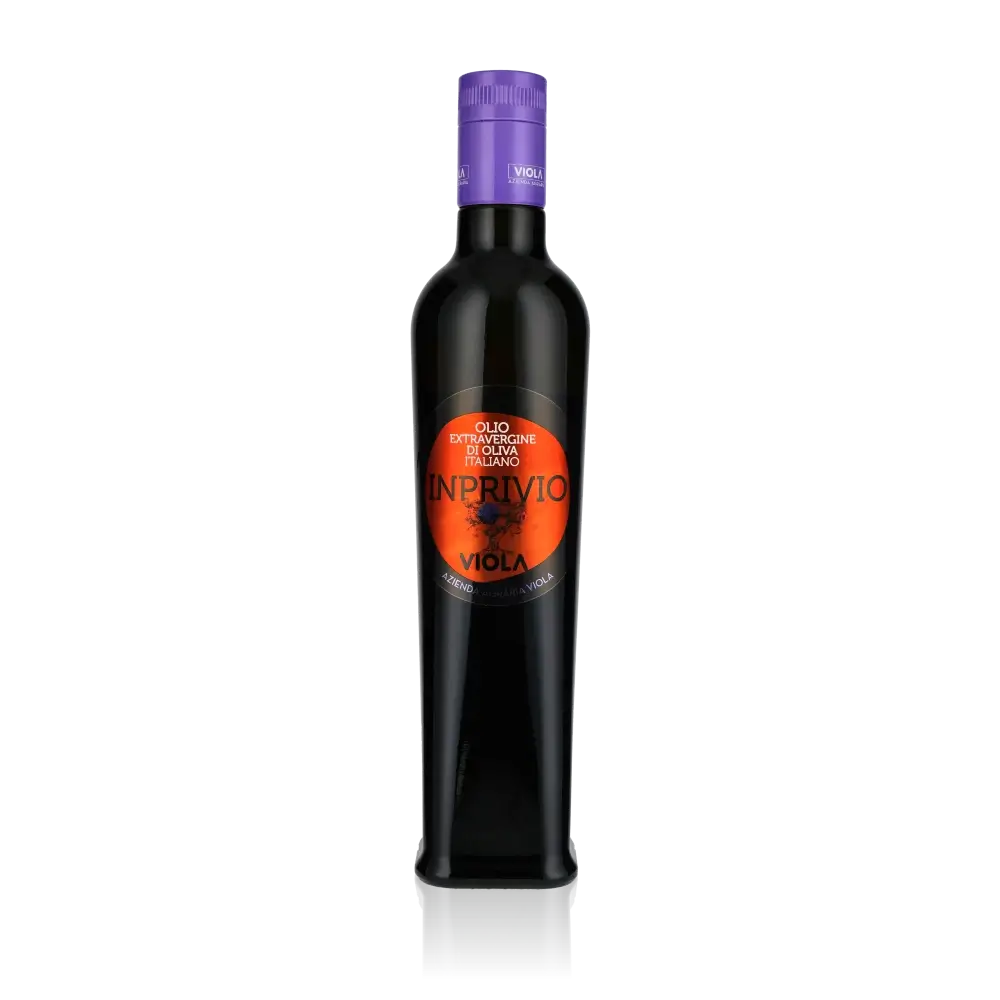 Flasche Viola Inprivio Olivenöl vor schwarzem Hintergrund.