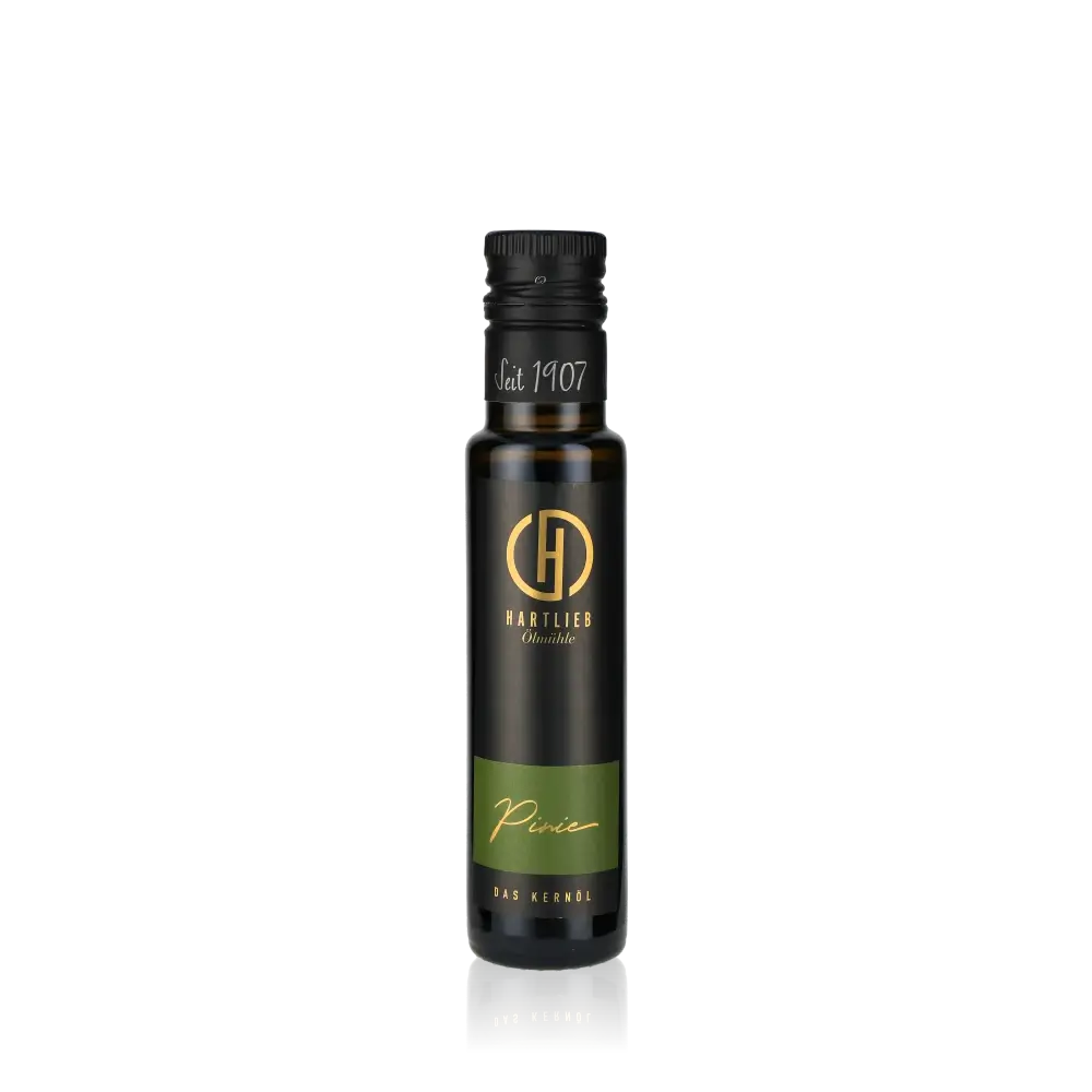 Hartlieb Pinienöl Flasche auf schwarzem Hintergrund, 100ml.