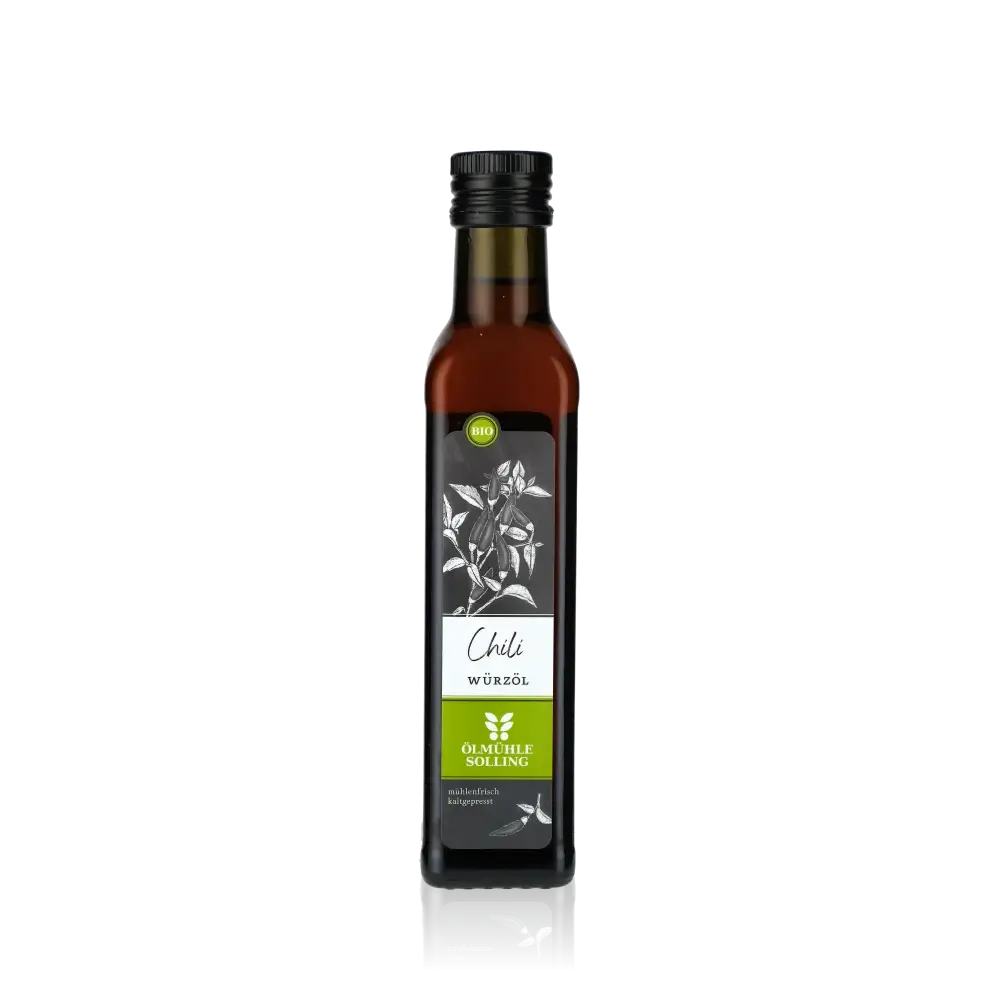 Ölmühle Solling Chili Würzöl Flasche vor schwarzem Hintergrund.