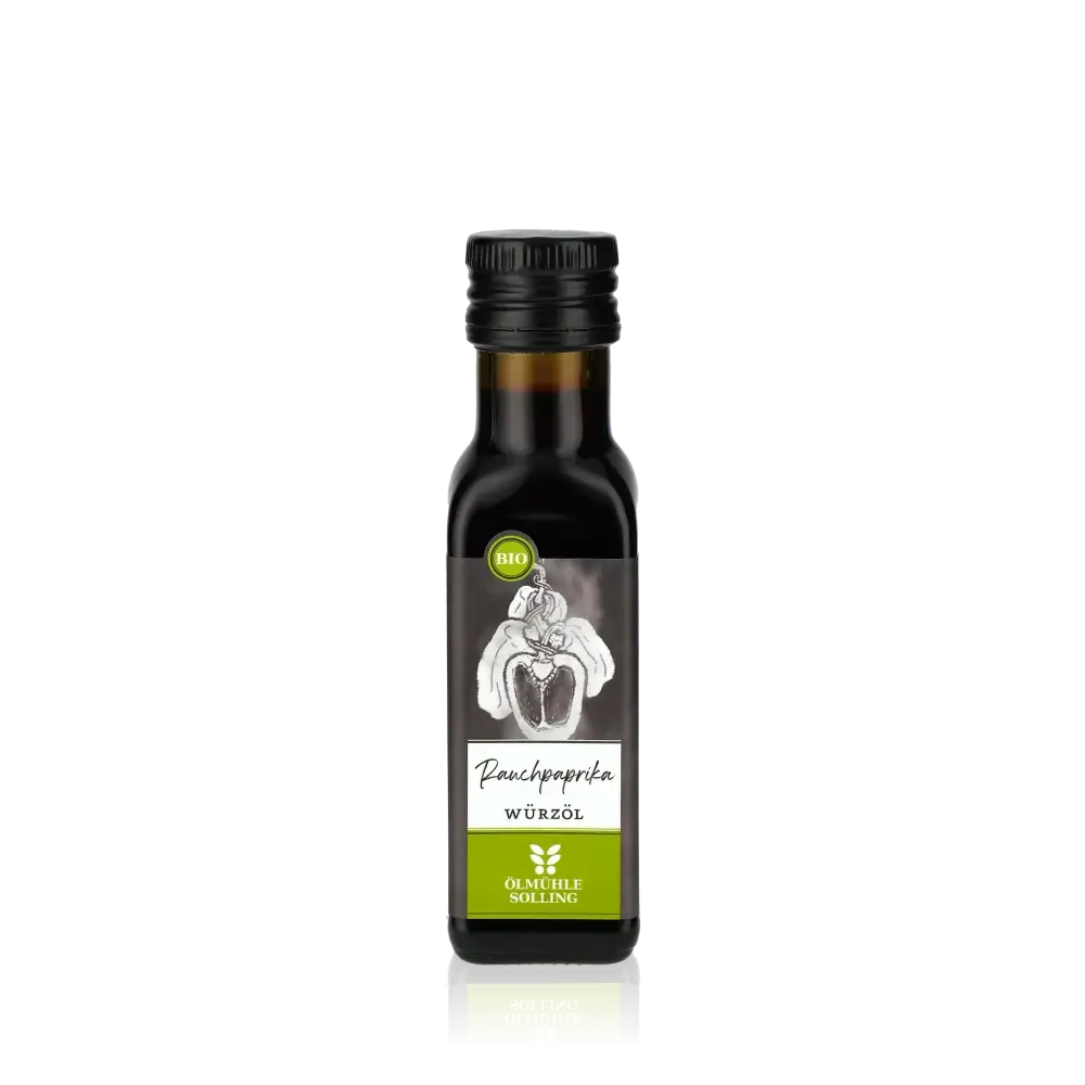 Ölmühle Solling Rauchpaprika Würzöl Flasche vor schwarzem Hintergrund.