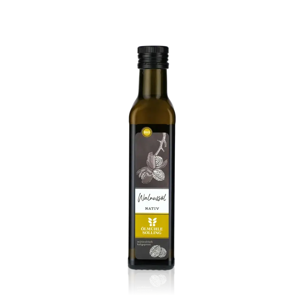 Ölmühle Solling Walnussöl Flasche auf schwarzem Hintergrund.