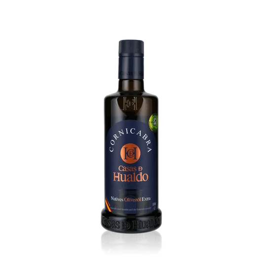 Flasche Casas de Hualdo Cornicabra Olivenöl auf schwarzem Hintergrund.