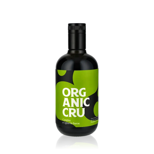 Flasche Ciccolella Organic Cru Olivenöl vor schwarzem Hintergrund.