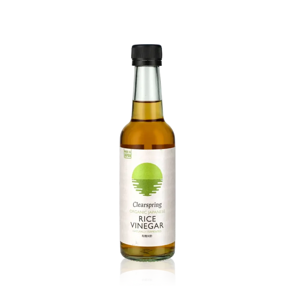 Clearspring Reisessig Flasche vor schwarzem Hintergrund.