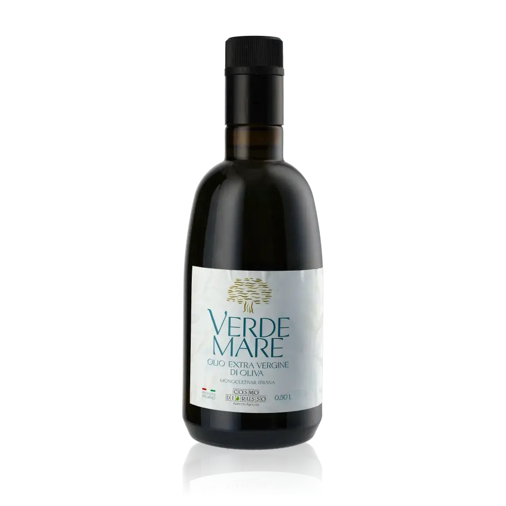 Flasche Verde Mare Olivenöl vor weißem Hintergrund.