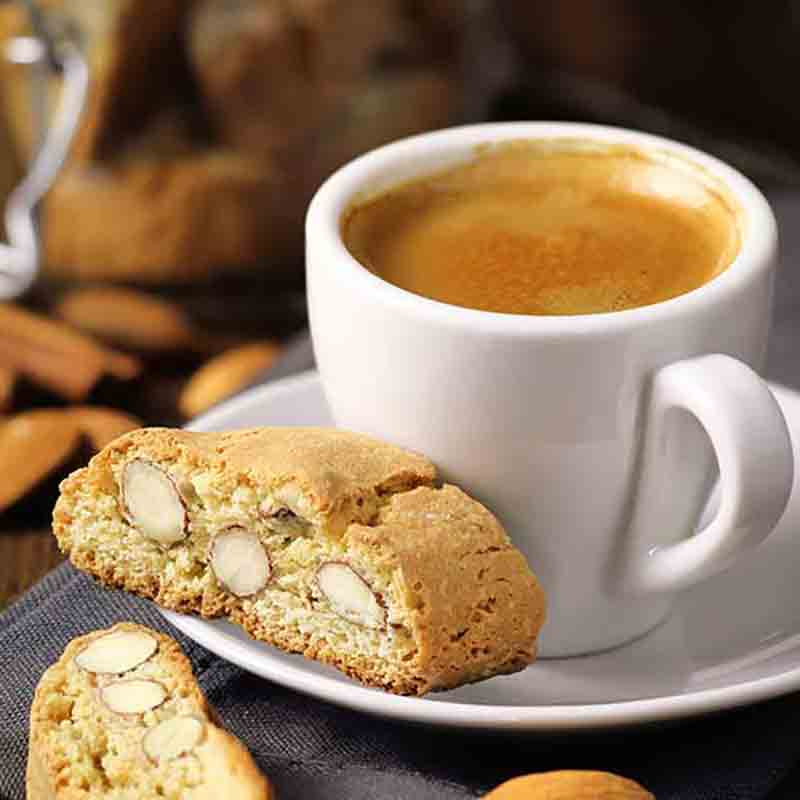 Espresso mit Cantuccini auf einem Tisch arrangiert.
