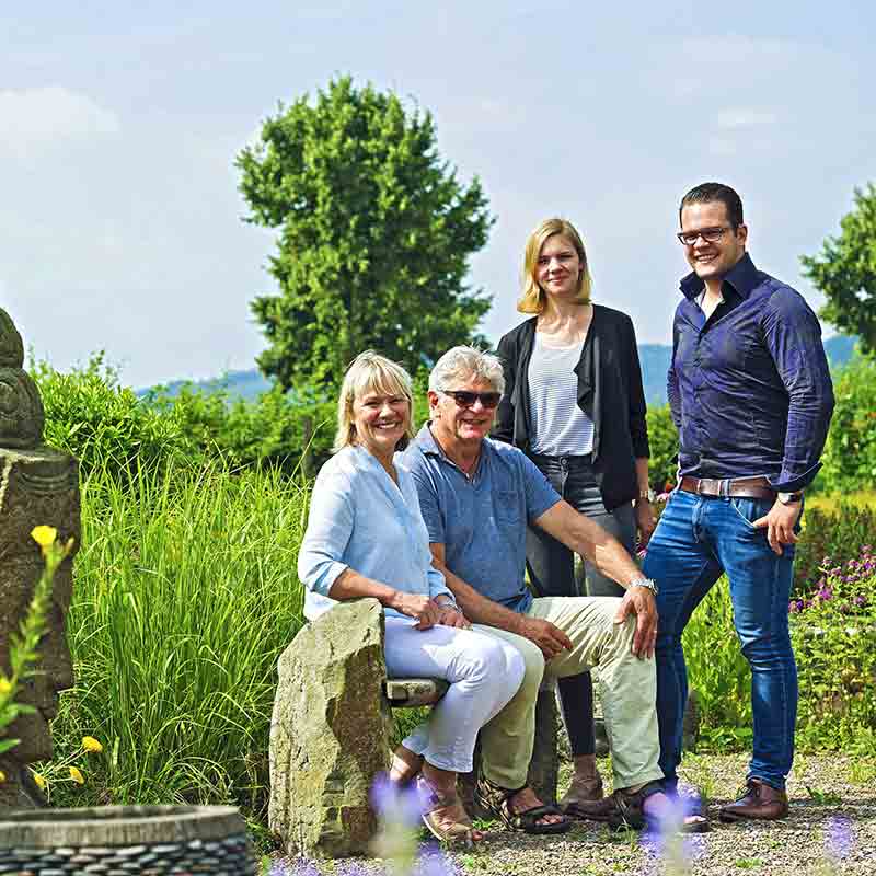 Vier Personen im Garten stehend.