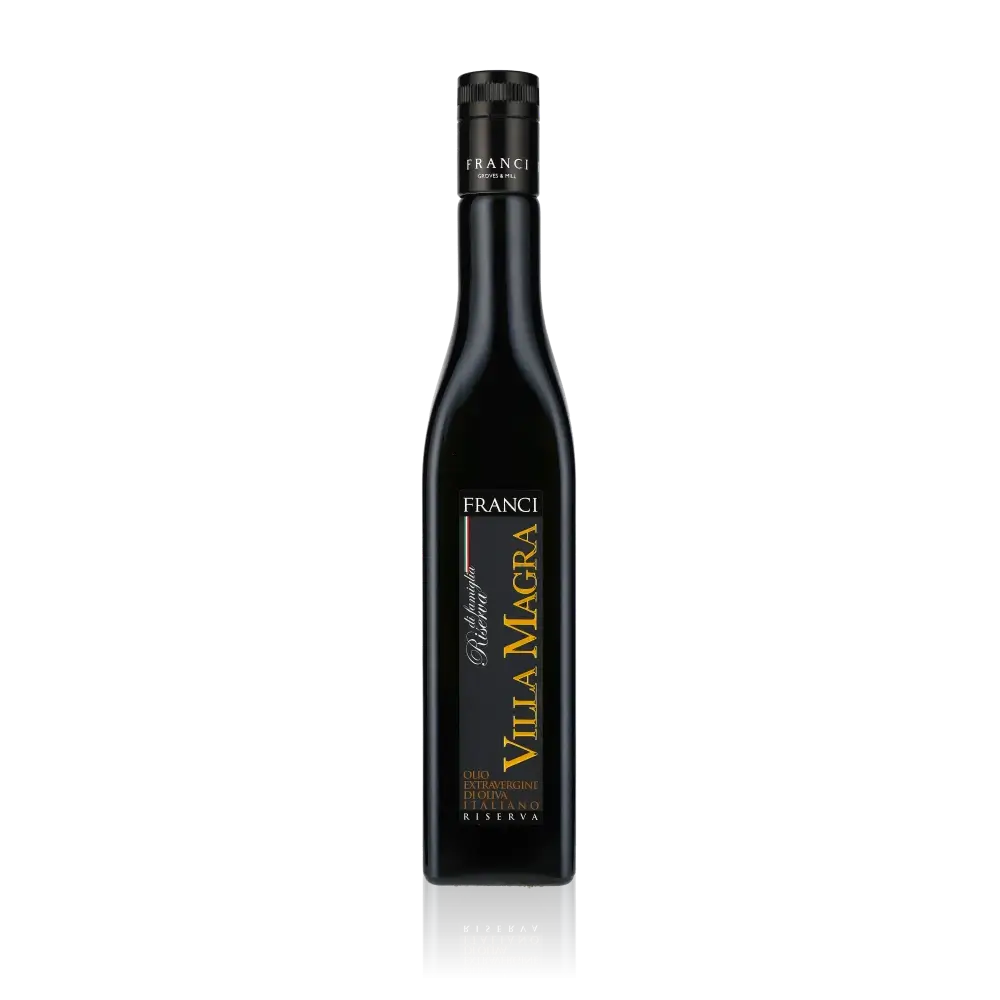 Frantoio Franci Villa Magra Olivenöl Flasche vor schwarzem Hintergrund.