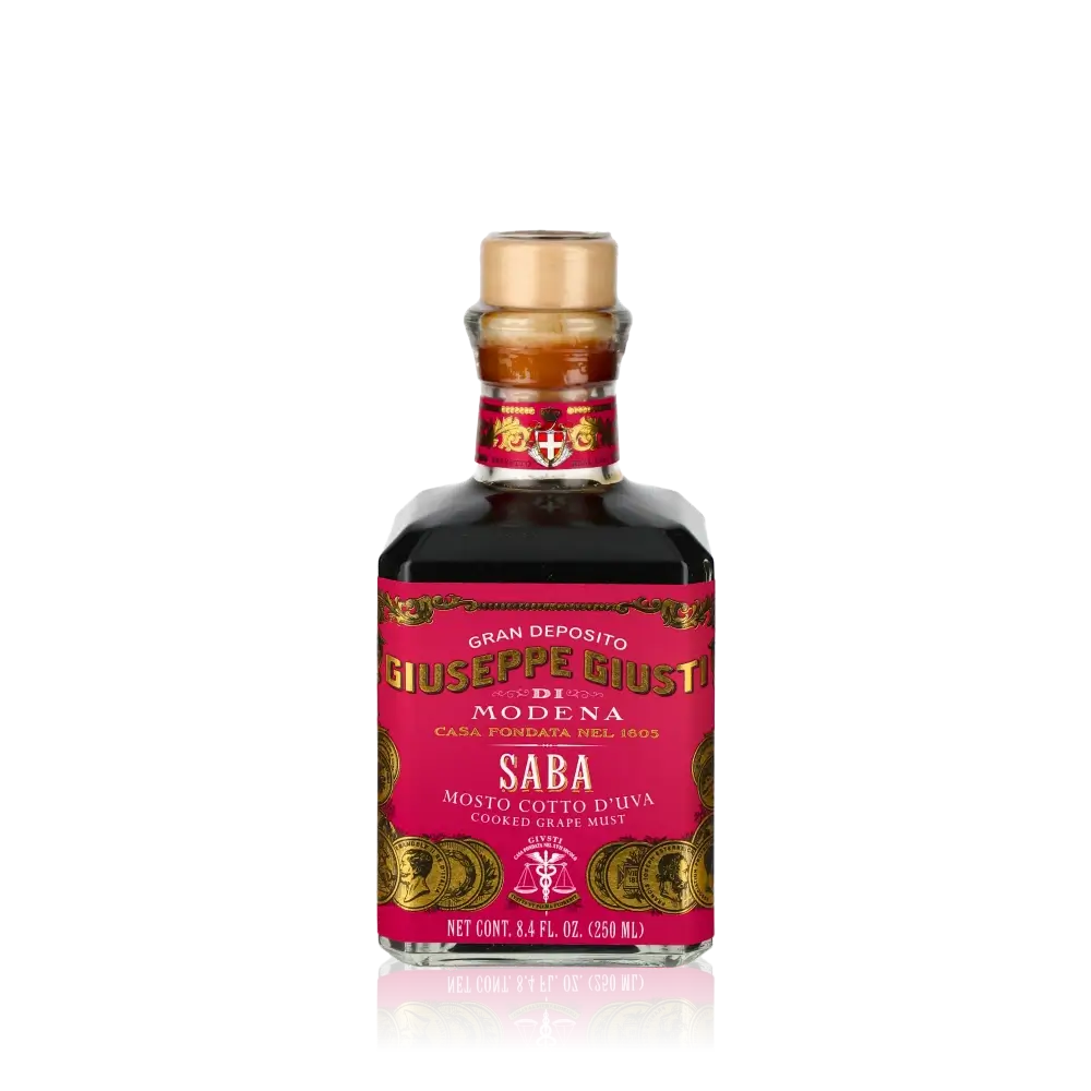 Flasche Giuseppe Giusti Saba Balsamico-Essig vor schwarzem Hintergrund.