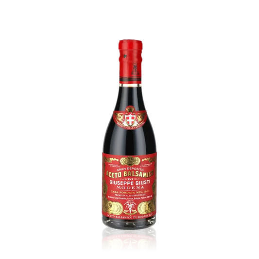 Giuseppe Giusti Aceto Balsamico Flasche vor schwarzem Hintergrund.