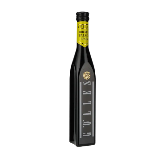Gölles Birnen Balsamico Essigflasche vor schwarzem Hintergrund.