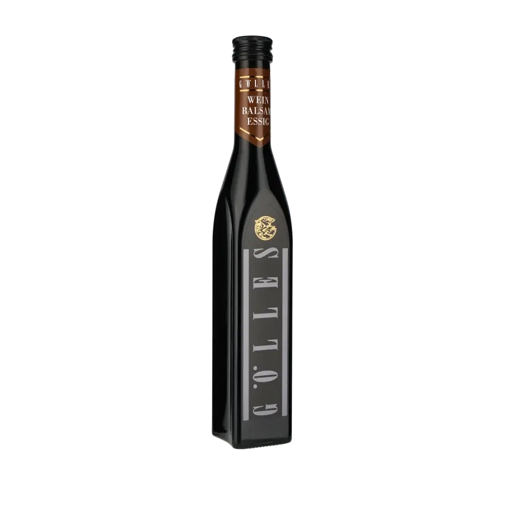 Gölles Wein Balsam Essig Flasche vor schwarzem Hintergrund.