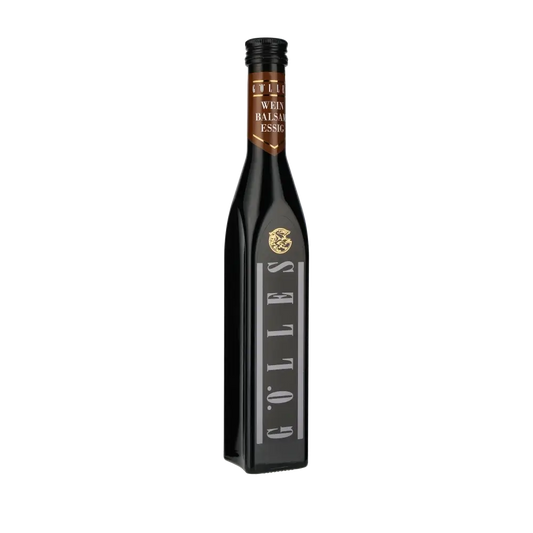 Gölles Wein Balsam Essig Flasche vor schwarzem Hintergrund.