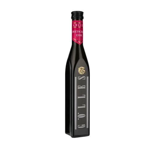 Gölles Zwetschkenessig Flasche vor schwarzem Hintergrund.