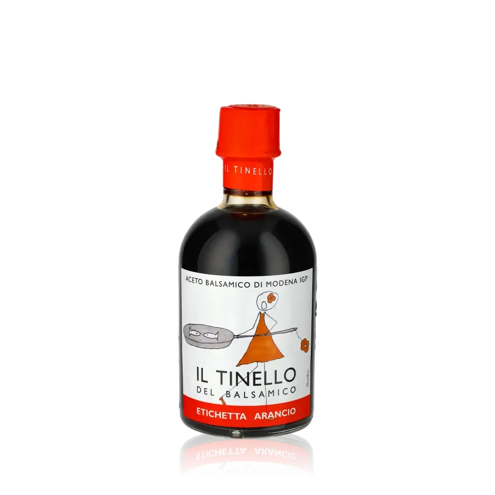 Balsamico-Essigflasche Il Tinello mit orangefarbenem Etikett.