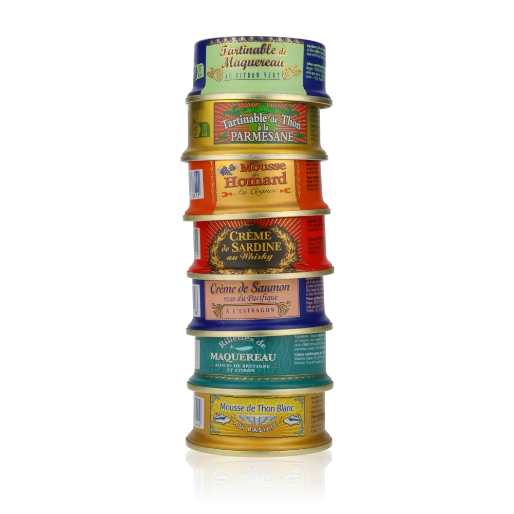 Feinkost-Aufstriche von La Belle Iloise, sieben Dosen gestapelt.