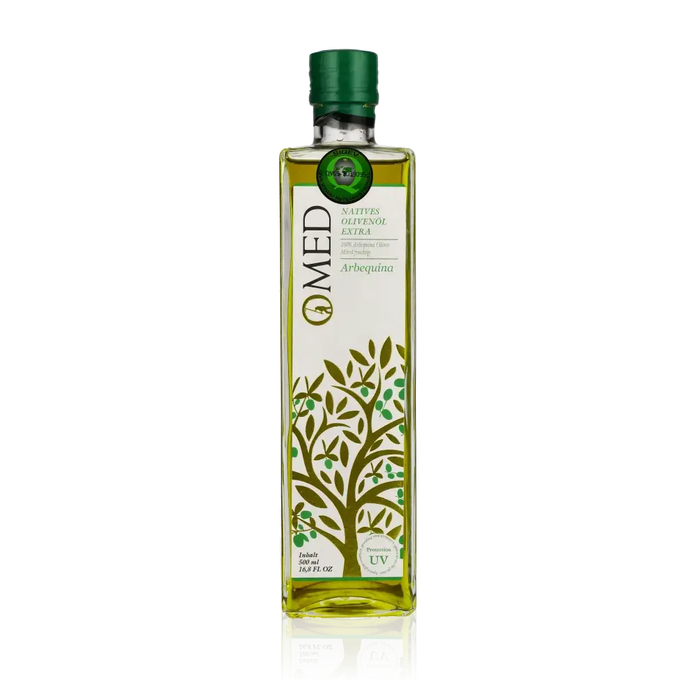 O-MED Arbequina Olivenöl Flasche vor schwarzem Hintergrund.
