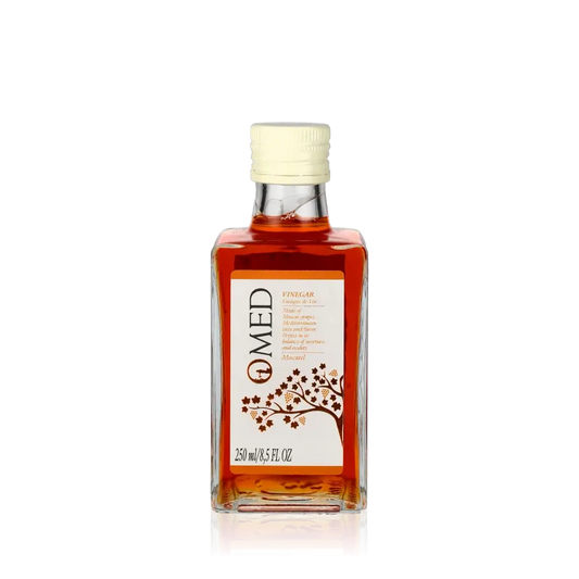 O-MED Moscatel Weißweinessig Flasche vor schwarzem Hintergrund.