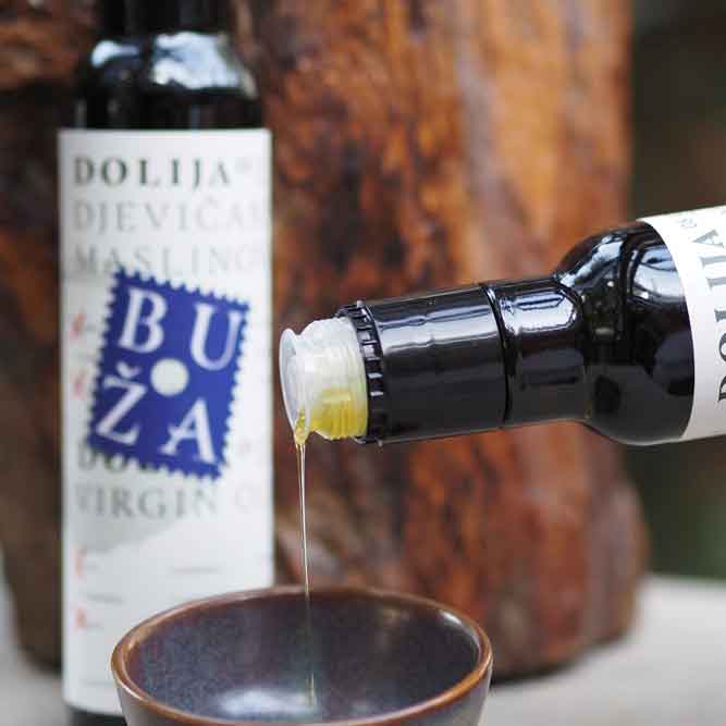 Olivenöl von Dolija wird in eine Schale gegossen.