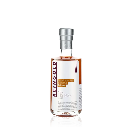 Reingold Condimento Bianco Birne Flasche vor schwarzem Hintergrund.