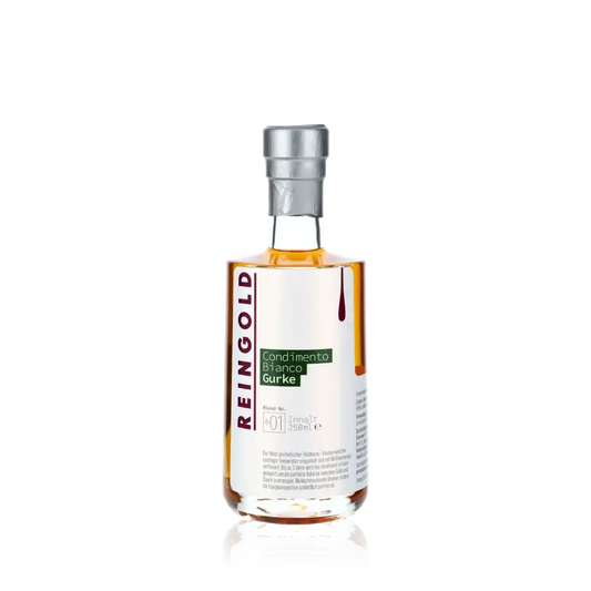 Reingold Condimento Bianco Gurke Flasche vor schwarzem Hintergrund.