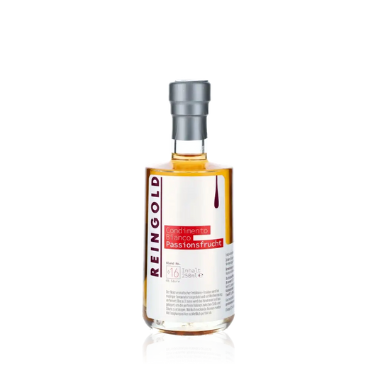 Reingold Condimento Bianco Passionsfrucht Flasche vor schwarzem Hintergrund.