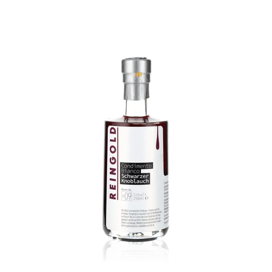 Reingold Condimento Bianco Schwarzer Knoblauch Flasche vor schwarzem Hintergrund.