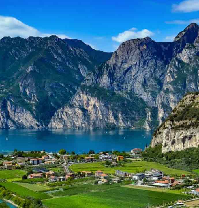 Berglandschaft mit See und Dorf.