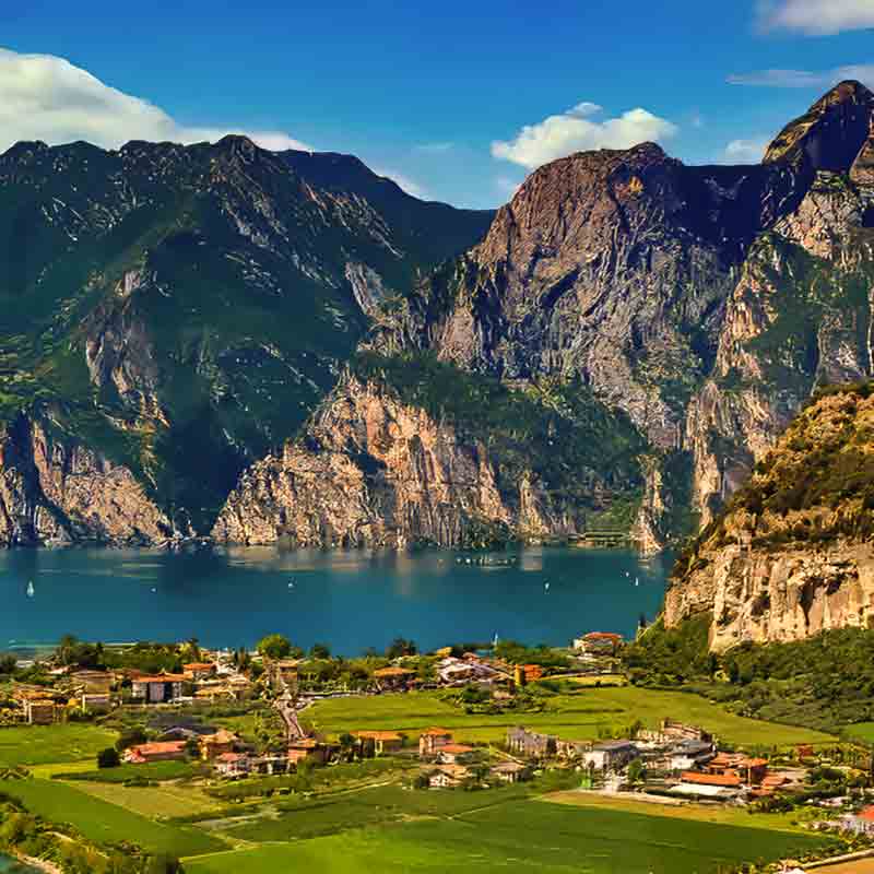 Atemberaubende Landschaft am Gardasee mit Bergen und Olivenhainen. Heimat der Agraria Riva del Garda.