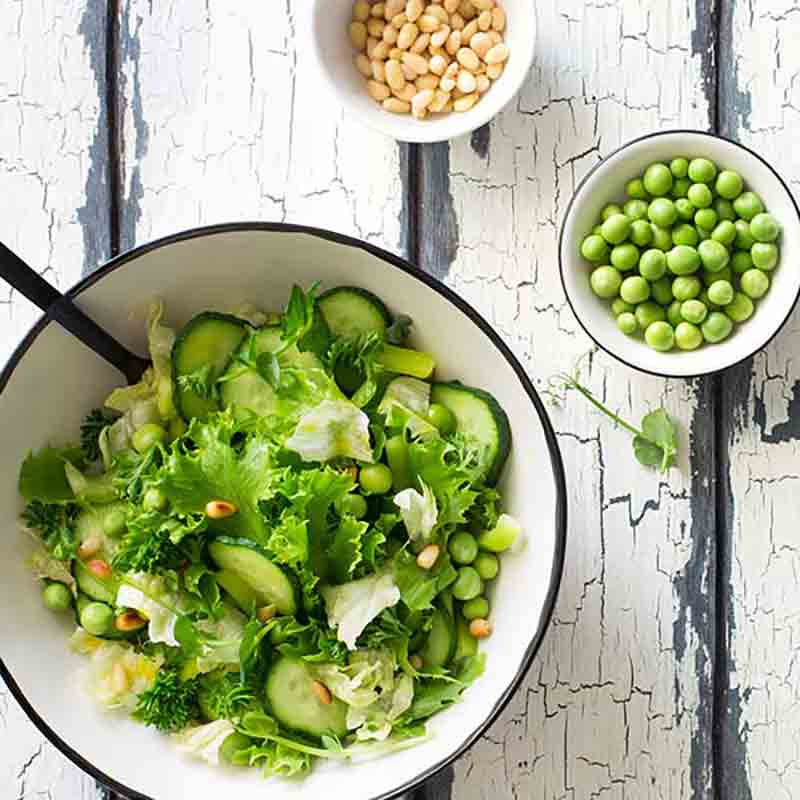 Salat mit Erbsen und Pinienkernen.