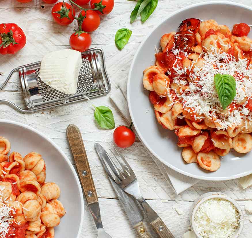 Pasta mit Tomatensauce, Käse, frischen Tomaten und Basilikum.
