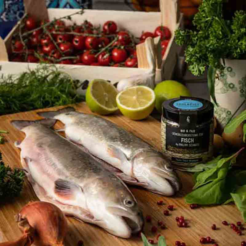 Fische, Gewürz, Kräuter, Tomaten, Zitrone.