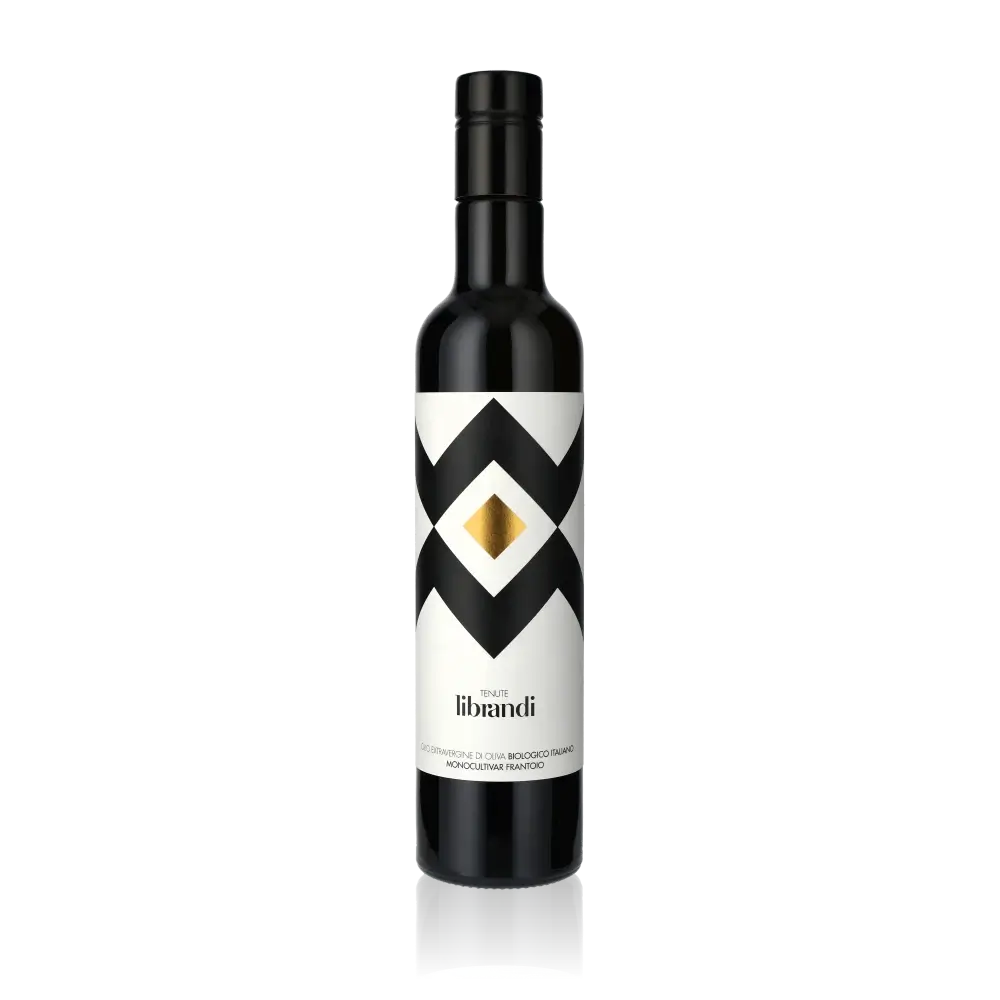Flasche Tenute Librandi Bio-Olivenöl vor schwarzem Hintergrund.