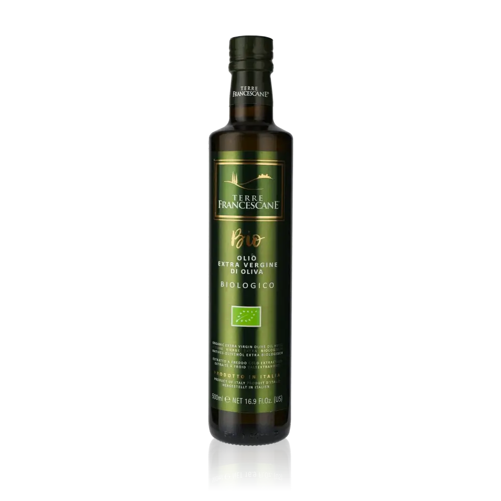 Flasche Terre Francescane Bio Olivenöl vor schwarzem Hintergrund.
