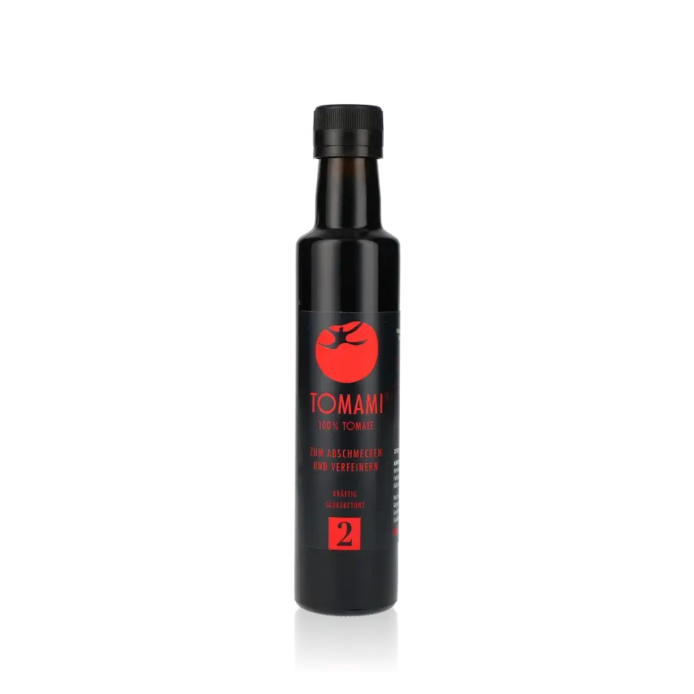 Tomami Würzmittel Flasche mit rotem Etikett auf schwarzem Hintergrund.