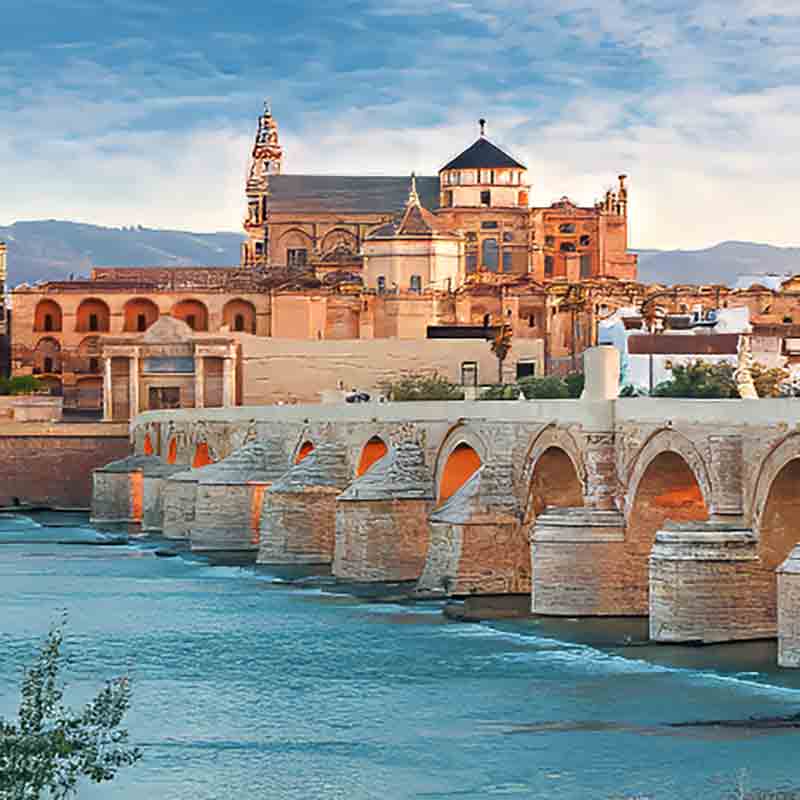 Blick auf die römische Brücke von Córdoba mit Kathedrale im Hintergrund – Cordoba ist die Heimat von Almazara de la Subbetica.