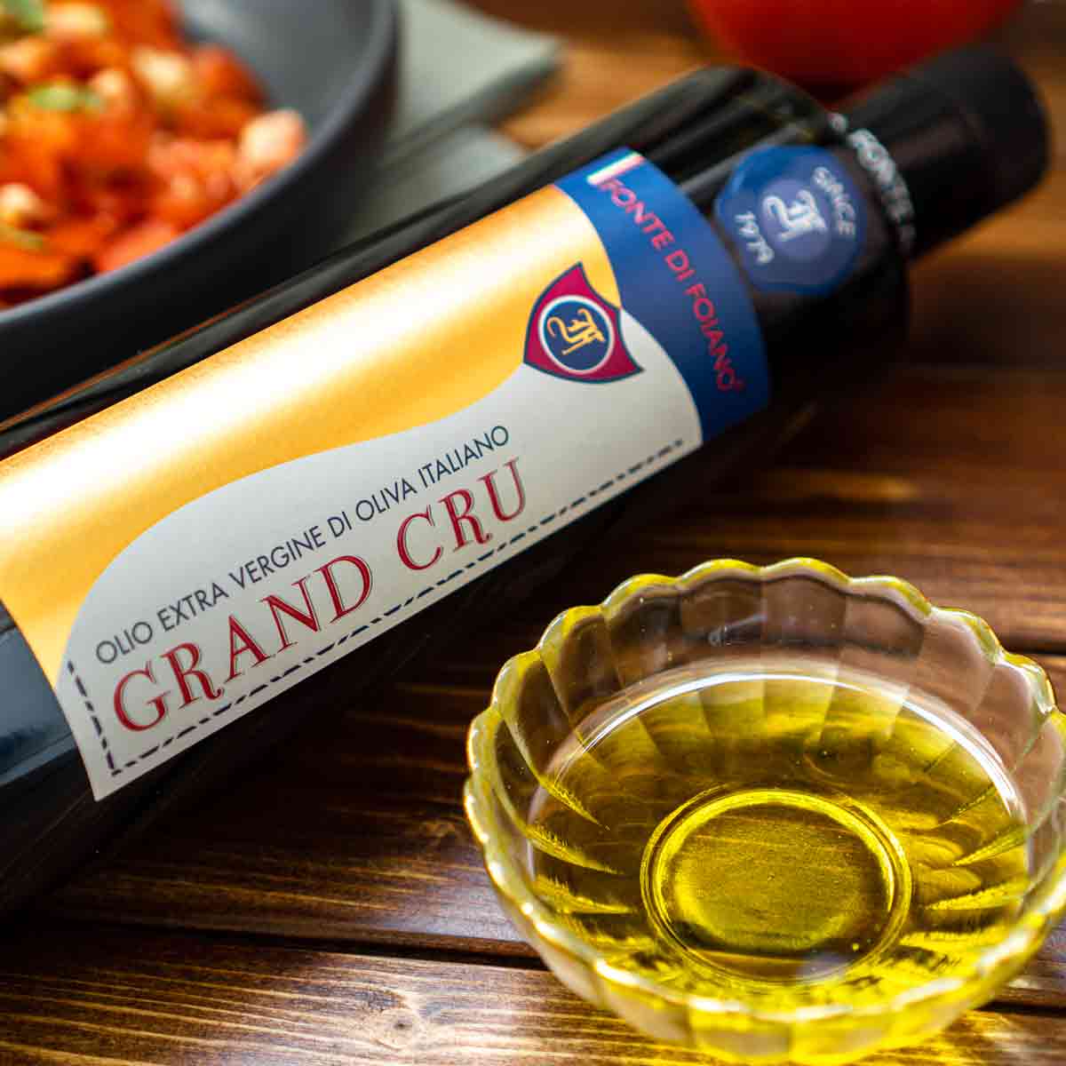 Olivenölflasche "Fonte di Foiano Grand Cru" und Schale.