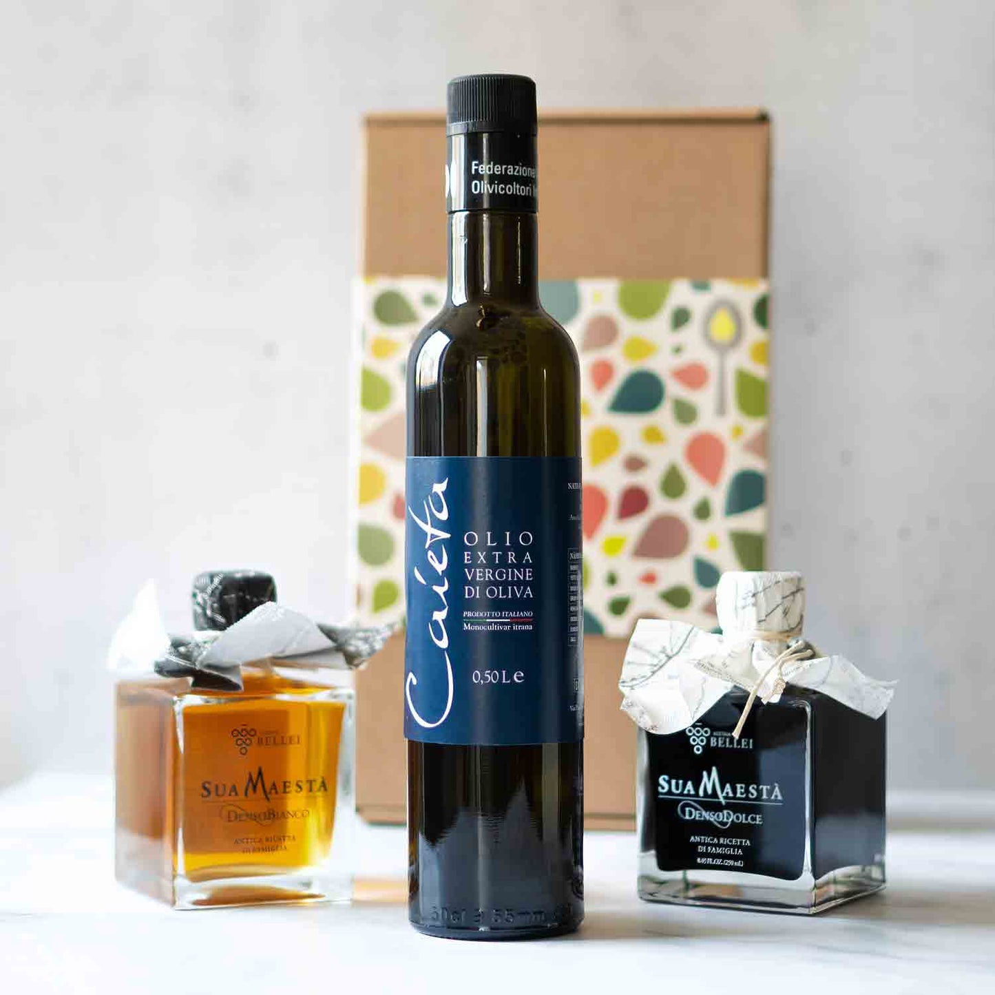Geschenkset mit Olivenöl, Essig und Nussöl vor Verpackung.