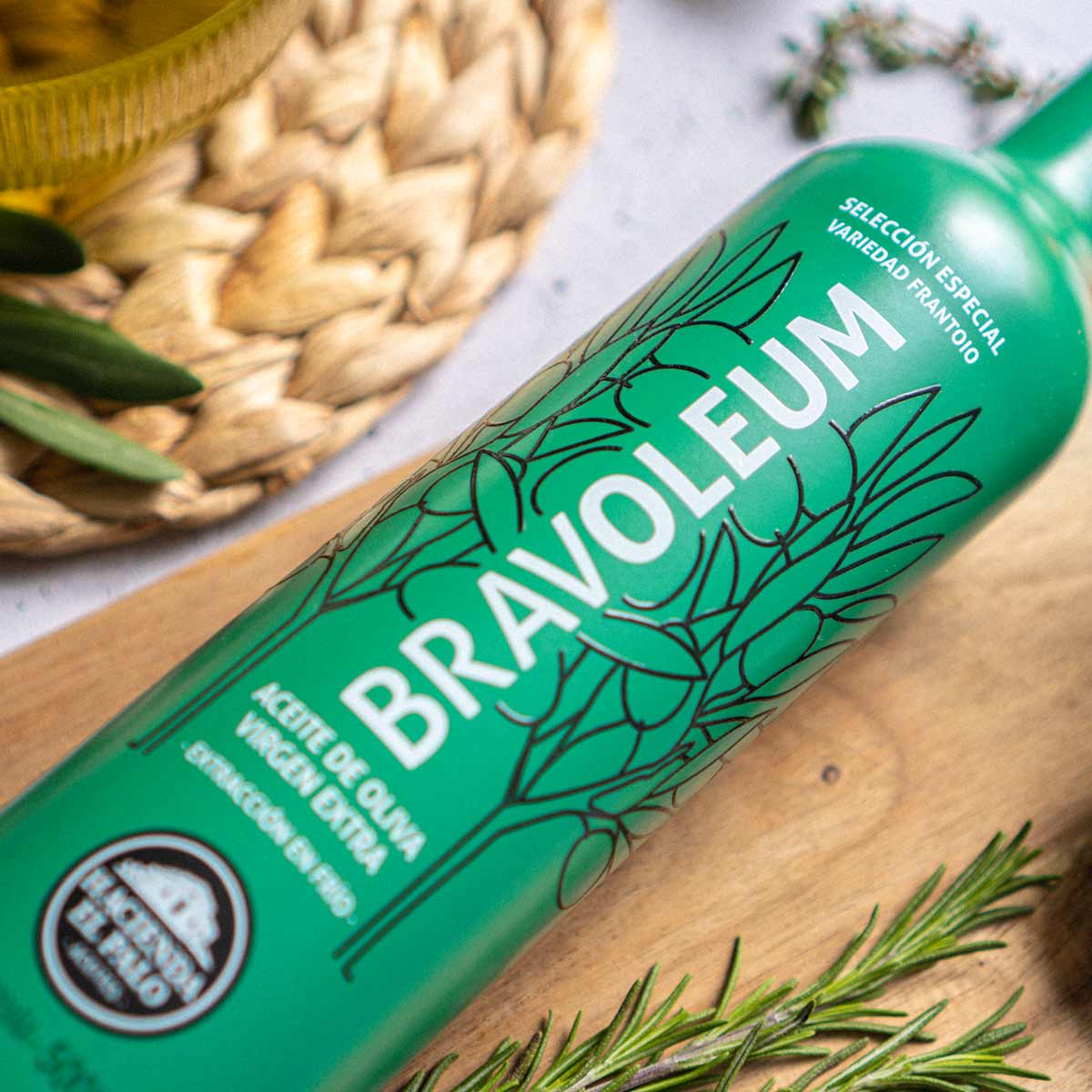 Bravoleum Olivenölflasche mit grünem Etikett und Kräutern.