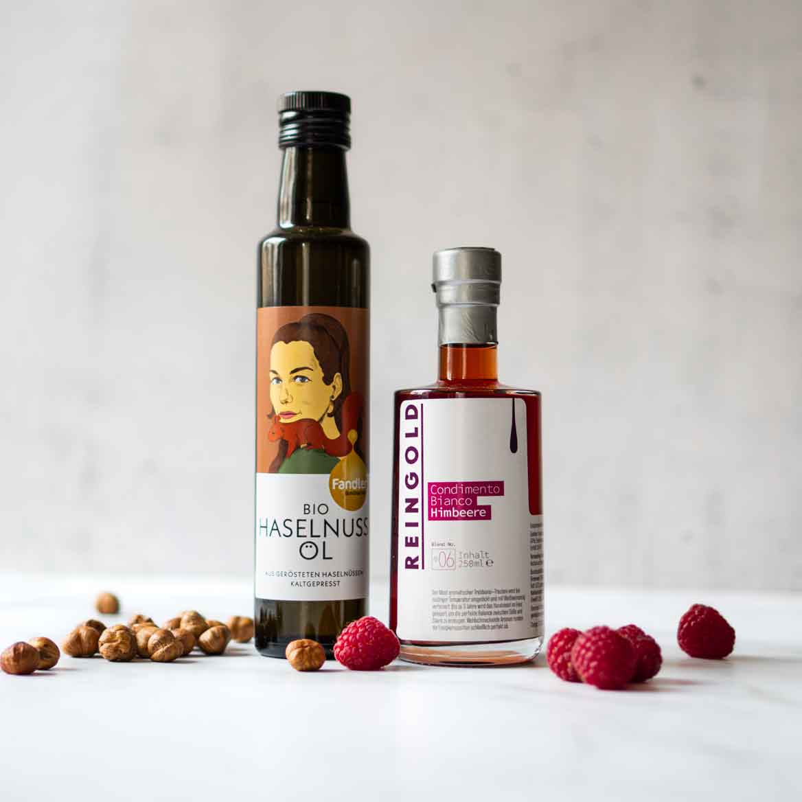 Haselnussöl und Himbeerbalsam mit Haselnüssen und Himbeeren.