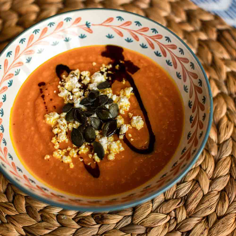 Kürbissuppe mit Feta, Kürbiskernöl und Kürbiskernen.