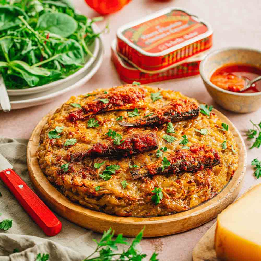 Tarte mit Sardinen, Salat, Käse, Luzienne Sardinen-Dose, Sauce.
