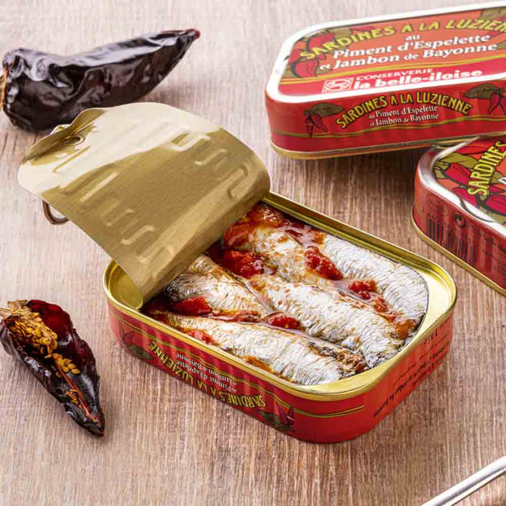 Sardinen in Dosen, Marke La Belle-Iloise, mit Gewürzen.
