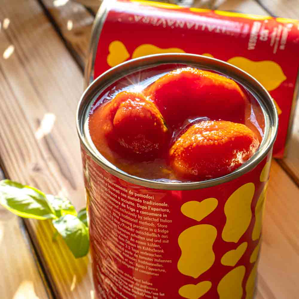 Geöffnete Dose Piennolo-Tomaten von Italianavera auf Holztisch.