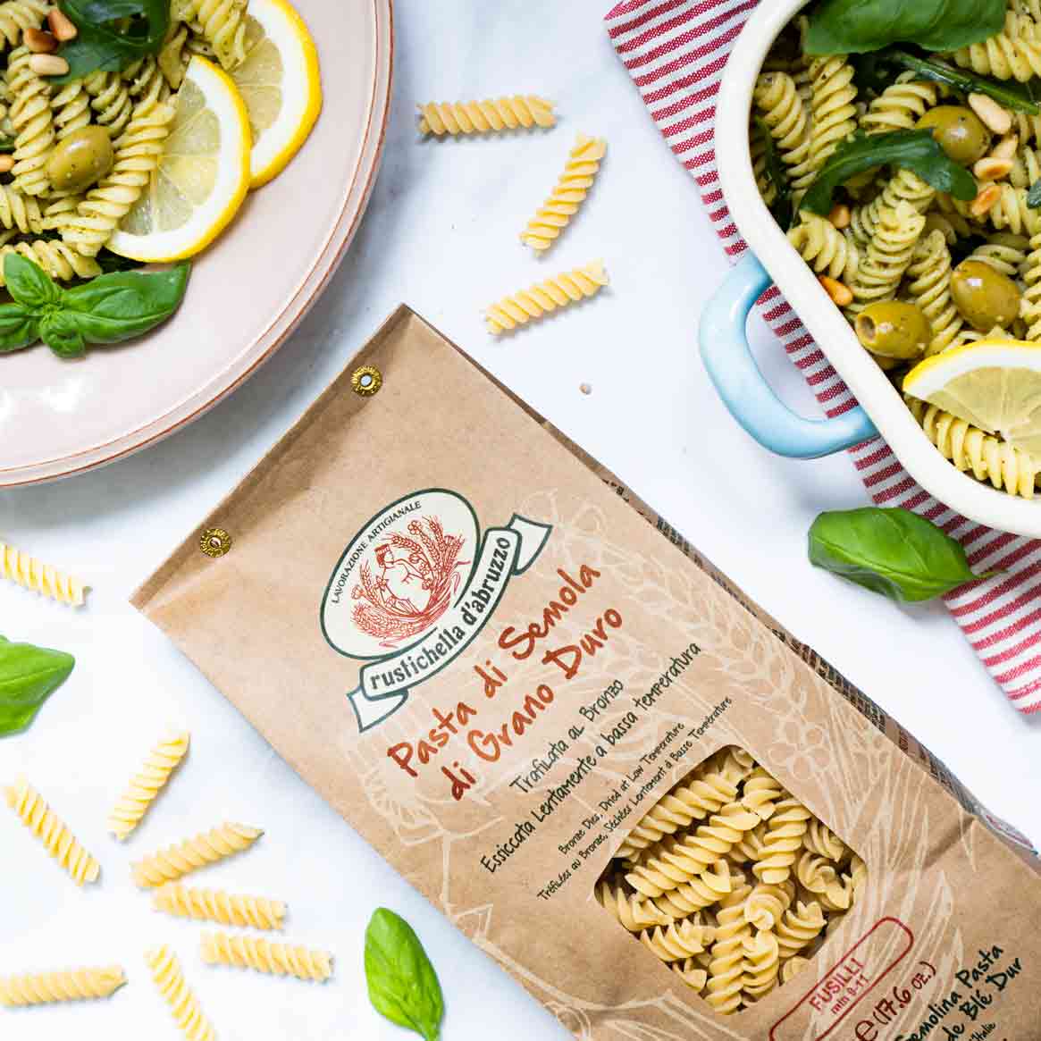 Rustichella Pasta mit Pesto, Oliven und Zitronenscheiben.